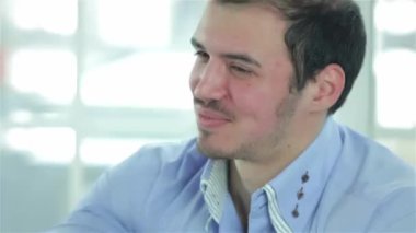 Genç bir işadamı portresi. İki emin işadamı el birbirleri ile Afrika işadamı formal giyim tabloda ofis şefi önünde oturan süre.