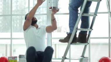 Bu adam boya olabilir tutun. İnşaat, onarım ve bir daire taşıma.