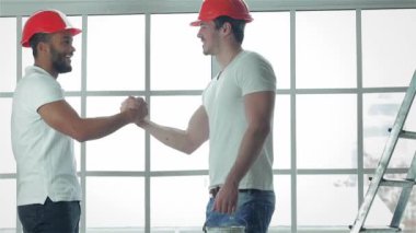 İyi iş dostum yaptık, elini sıkmak istiyorum. Boş bir daire merdiven duruyor yeni bir dairede windows ve onarım iki işçi olun.