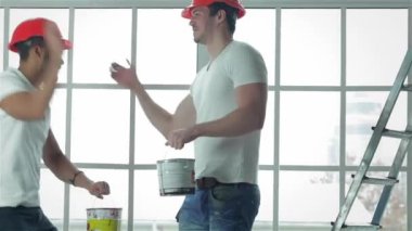 İyi bir iş yaptık, elini sıkmak. Boş bir daire merdiven duruyor yeni bir dairede windows ve onarım iki işçi olun.