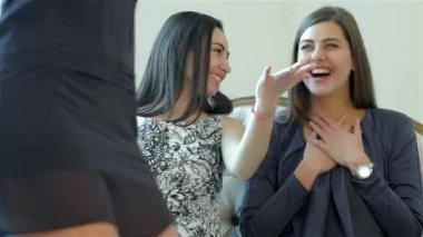 Ne kadar zarif bir kırmızı elbise. Kız arkadaşı yeni şey zevk. Yüzleri seçim ve yeni moda şeyler deneyin sırasında duygular kızların. Kız arkadaşlar birlikte eğleniyor.