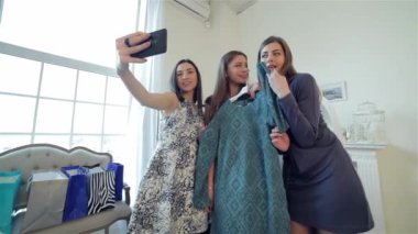 Kız selfie moda şeyler yapmak. Kızlar birlikte yeni butik alışveriş yapmak. Birlikte eğleniyor kız.