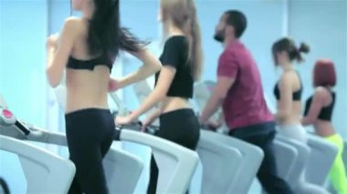 Grup oturumları koşu bandı üzerinde. Spor salonunda treadmill çalışan insanlar. Spor giyim ve spor salonunda bir dikiz sporcular çalışan sporcular