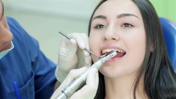 Porträtt Flickan Mottagning Hos Tandläkaren Tandläkare Klar Visar Tänderna Tålmodiga — Stockvideo