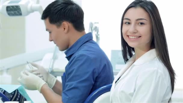 Retrato Dentista Assistente Menina Assistente Sentado Lado Dentista Dentes Sorrir — Vídeo de Stock