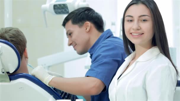 Novos Dentistas Dia Trabalho Dentista Examina Dentes Sorri Para Ele — Vídeo de Stock