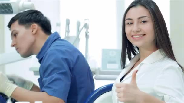 Arbejdsdag Tandlæger Tandlæge Borer Patientens Tænder Assistent Pige Smiler Tommelfingre – Stock-video