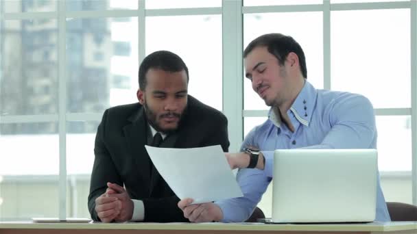 Planı Emin Adamı Kontrol Belgeleri Office Formal Giyim Masada Oturan — Stok video