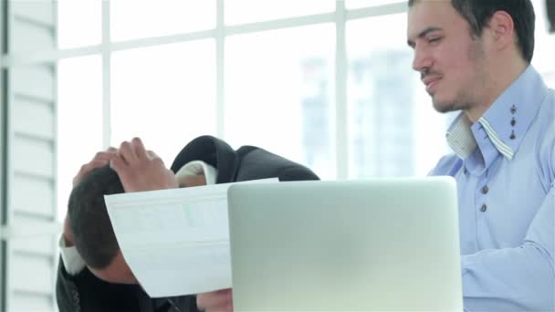 Trabalho Sem Sucesso Dois Empresários Confiantes Com Sorriso Verificar Documentos — Vídeo de Stock