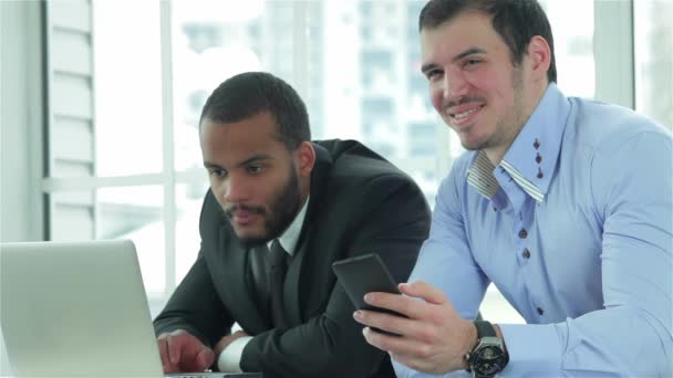 Trabalha Para Portátil Dois Empresários Confiantes Com Sorriso Verificar Trabalho — Vídeo de Stock