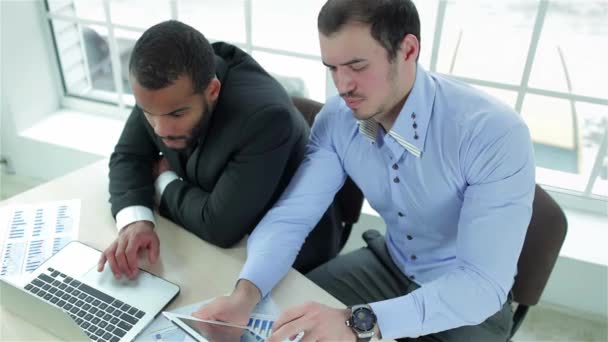Бізнес Команда Два Серйозних Бізнесмена Працюють Планшеті Ноутбуці Своїм Столом — стокове відео