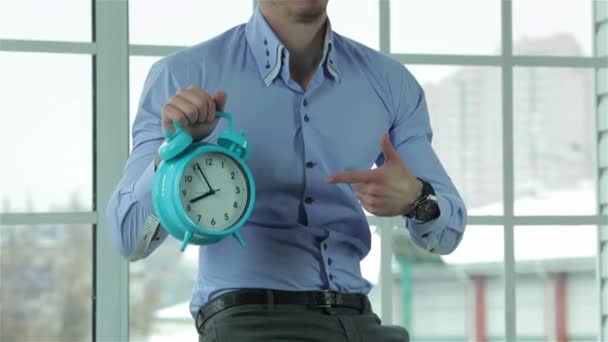 Arbeitszeit Fröhlicher Und Erfolgreicher Geschäftsmann Formeller Kleidung Der Auf Einem — Stockvideo