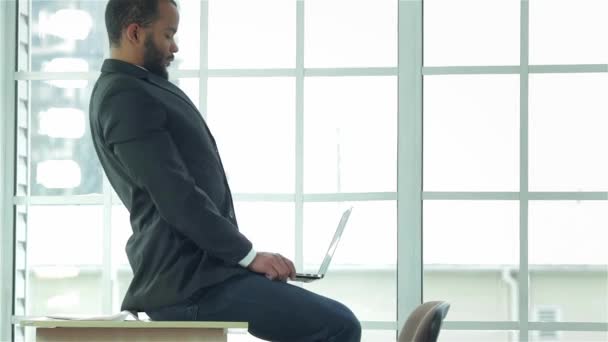 Jovem Empresário Cansado Endireita Ombros Coloca Laptop — Vídeo de Stock