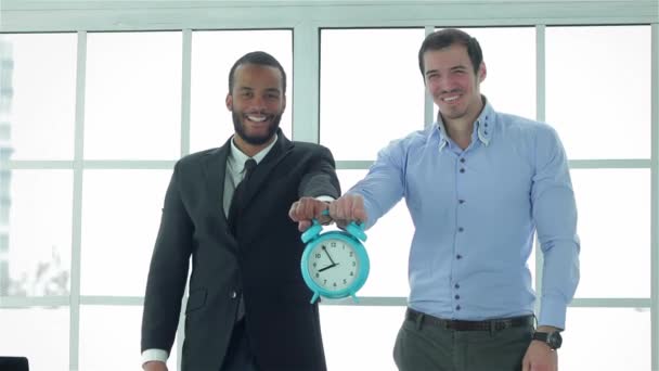 Termin Spóźniony Pracy Biznesmenów Trzymają Duży Zegar Budzik Podczas Gdy — Wideo stockowe