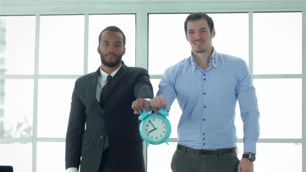 Prazo Fixado Atrasado Para Trabalho Empresários Estão Segurando Grande Relógio — Vídeo de Stock