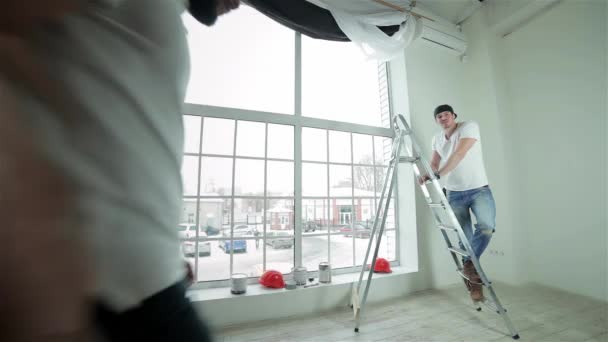 Przenoszenie Napraw Mieszkaniu Jeden Budowniczych Przyniósł Puszkę Farby Pracy Towarzystwa — Wideo stockowe