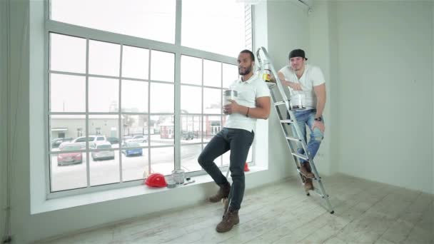 Movendo Reparos Apartamento Dois Jovens Construtores Escada Com Latas Tinta — Vídeo de Stock