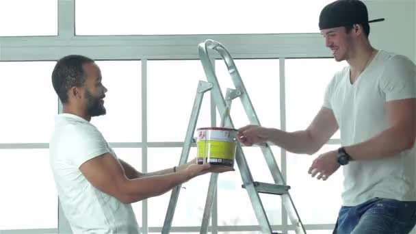 Přesun Opravy Bytě Mladý Dělník Muž Který Držel Programu Malování — Stock video