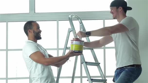 Umzug Und Reparaturen Der Wohnung Junger Arbeiter Hält Eine Farbdose — Stockvideo