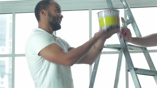 Letzte Bankfarbe Für Wände Zwei Arbeiter Messen Fenster Und Reparieren — Stockvideo