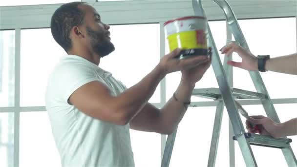 Pittura Trasferimento Riparazioni Nell Appartamento Due Operai Riparano Nuovo Appartamento — Video Stock