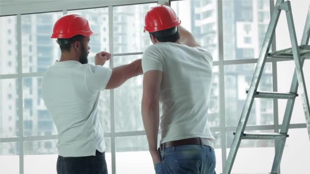 Neue Fenster Umzug Und Reparatur Der Wohnung Zwei Arbeiter Messen — Stockvideo