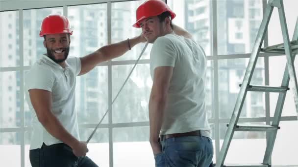 Bau Reparatur Und Einzug Eine Wohnung Zwei Arbeiter Mit Helmen — Stockvideo