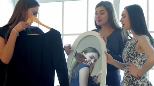 Trzy Dziewczyny Lustro Patrząc Jej Sukni Emocje Twarzach Dziewczyn Podczas — Wideo stockowe