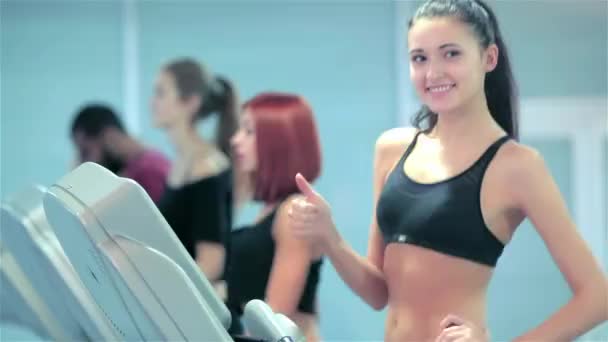 Bekerja Gym Sport Dan Gadis Ramping Berjalan Atas Treadmill Dan — Stok Video