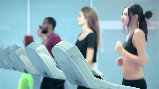Γυμναστήριο Τρέξιμο Ατόμων Άνθρωποι Αθλήματα Που Τρέχει Στο Διάδρομο Στο — Αρχείο Βίντεο