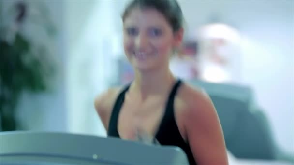 Αθλητισμός Και Κορίτσι Λεπτό Τρέξιμο Διάδρομο Αθλητής Ντυμένοι Στολές Σπορ — Αρχείο Βίντεο