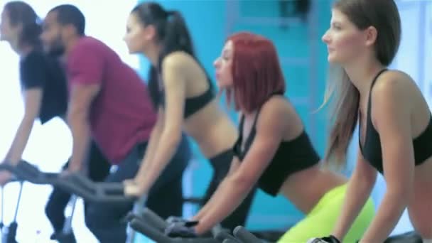 Ομάδα Ασκήσεις Στο Γυμναστήριο Πέντε Σπορ Πεντάλ Φίλοι Και Κοιτάζει — Αρχείο Βίντεο