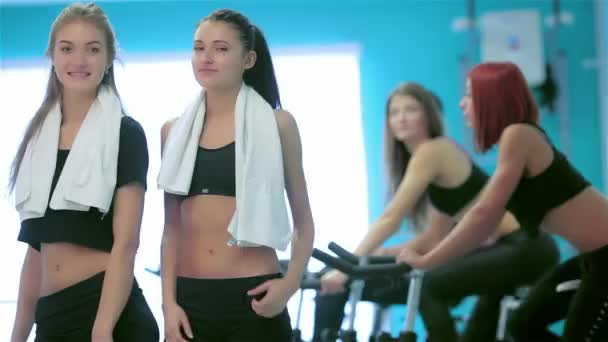 Olahraga Yang Sehat Dua Teman Adalah Atlet Gym Dan Melihat — Stok Video