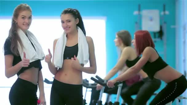 Υγιή Αθλητισμό Δύο Κορίτσι Ποζάροντας Στο Γυμναστήριο Και Διερευνήσει Την — Αρχείο Βίντεο