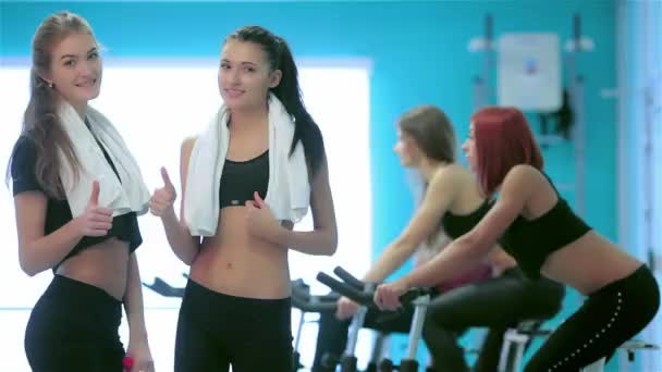 Υγιή Αθλητισμό Κορίτσια Που Ποζάρουν Στο Γυμναστήριο Και Διερευνήσει Την — Αρχείο Βίντεο