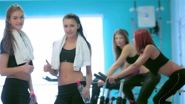 Zdravý Sport Atletky Dívka Pózuje Tělocvičně Podívat Kamery Ukazující Palce — Stock video