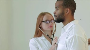 Özenli doktor hastayı dinler ve en iyi kliniklerde teşhis eder. Gülümseyen doktor hastayı dinler ve hastanede ilaç için reçete yazar koyar. Kibar doktor