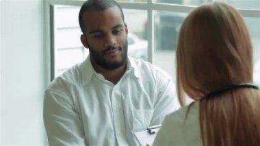 Özenli doktor hastayı dinler ve en iyi kliniklerde teşhis eder. Gülümseyen doktor hastayı dinler ve hastanede ilaç için reçete yazar koyar. Kibar doktor