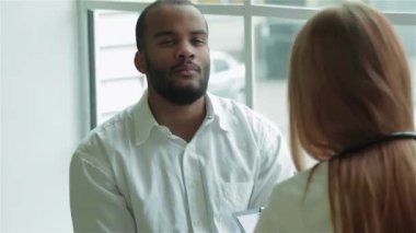 Özenli doktor hastayı dinler ve en iyi kliniklerde teşhis eder. Gülümseyen doktor hastayı dinler ve hastanede ilaç için reçete yazar koyar. Kibar doktor