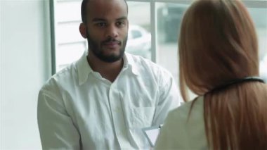 Özenli doktor hastayı dinler ve en iyi kliniklerde teşhis eder. Gülümseyen doktor hastayı dinler ve hastanede ilaç için reçete yazar koyar. Kibar doktor