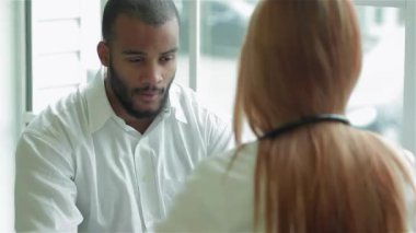 Özenli doktor hastayı dinler ve en iyi kliniklerde teşhis eder. Gülümseyen doktor hastayı dinler ve hastanede ilaç için reçete yazar koyar. Kibar doktor