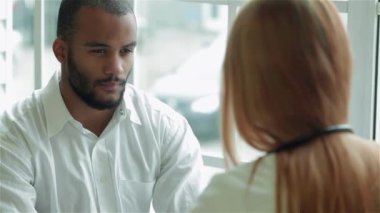 Özenli doktor hastayı dinler ve en iyi kliniklerde teşhis eder. Gülümseyen doktor hastayı dinler ve hastanede ilaç için reçete yazar koyar. Kibar doktor