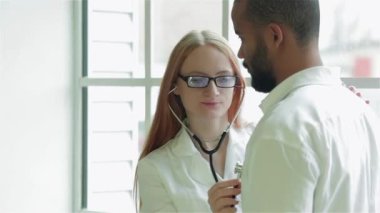 Özenli doktor hastayı dinler ve en iyi kliniklerde teşhis eder. Gülümseyen doktor hastayı dinler ve hastanede ilaç için reçete yazar koyar. Kibar doktor