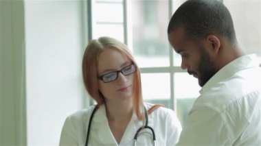 Özenli doktor hastayı dinler ve en iyi kliniklerde teşhis eder. Gülümseyen doktor hastayı dinler ve hastanede ilaç için reçete yazar koyar. Kibar doktor