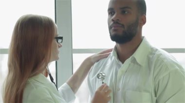 Özenli doktor hastayı dinler ve en iyi kliniklerde teşhis eder. Gülümseyen doktor hastayı dinler ve hastanede ilaç için reçete yazar koyar. Kibar doktor