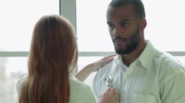 Özenli doktor hastayı dinler ve en iyi kliniklerde teşhis eder. Gülümseyen doktor hastayı dinler ve hastanede ilaç için reçete yazar koyar. Kibar doktor