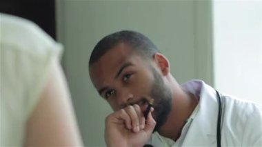 Özenli doktor hastayı dinler ve en iyi kliniklerde teşhis eder. Gülümseyen doktor hastayı dinler ve hastanede ilaç için reçete yazar koyar. Kibar doktor