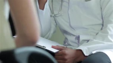 Özenli doktor hastayı dinler ve en iyi kliniklerde teşhis eder. Gülümseyen doktor hastayı dinler ve hastanede ilaç için reçete yazar koyar. Kibar doktor