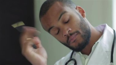 Özenli doktor hastayı dinler ve en iyi kliniklerde teşhis eder. Gülümseyen doktor hastayı dinler ve hastanede ilaç için reçete yazar koyar. Kibar doktor