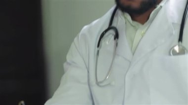 Özenli doktor hastayı dinler ve en iyi kliniklerde teşhis eder. Gülümseyen doktor hastayı dinler ve hastanede ilaç için reçete yazar koyar. Kibar doktor